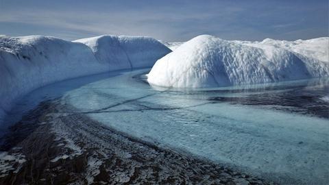 Supraglazialer Bach und Sediment-Aue in Südwest-Grönland ()