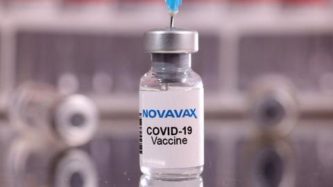 Ein Fläschchen mit dem Corona-Vakzin von Novavax (REUTERS)