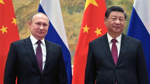 Der chinesische Präsident Xi Jinping und der russische Präsident Wladimir Putin vor ihren Gesprächen in Peking (dpa)