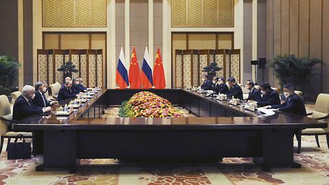 In Peking sitzen die russischen und chinesischen Delegationen sich im Rahmen des Treffens der beiden Präsidenten gegenüber. (AP)
