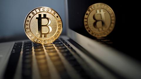 Bitcoin-Münze auf einer Laptop-Tastatur (REUTERS)