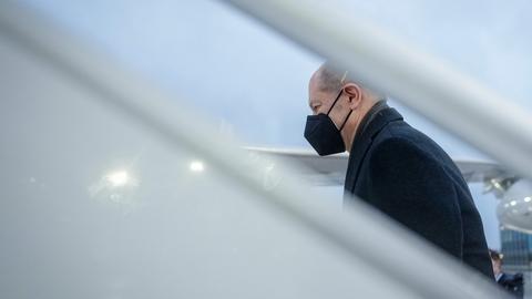 Bundeskanzler Olaf Scholz (SPD) auf der Gangway eines A340 der Luftwaffe auf dem militärischen Teil des Flughafens BER.  (dpa)