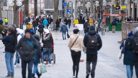 Passanten laufen durch die Fußgängerzone in München. (dpa)