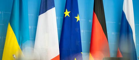 Die Flaggen der Ukraine, von Frankreich, Europa, Deutschland und Russland (picture alliance / photothek)