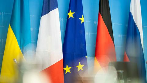 Die Flaggen der Ukraine, von Frankreich, Europa, Deutschland und Russland (picture alliance / photothek)