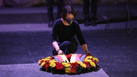 Außenministerin Annalena Baerbock legt in der Holocaust-Gedenkstätte Yad Vashem einen Kranz nieder. (EPA)