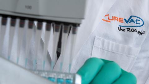 Ein Mann pipettiert in einem Labor des biopharmazeutischen Unternehmens Curevac eine blaue Flüssigkeit. (dpa)