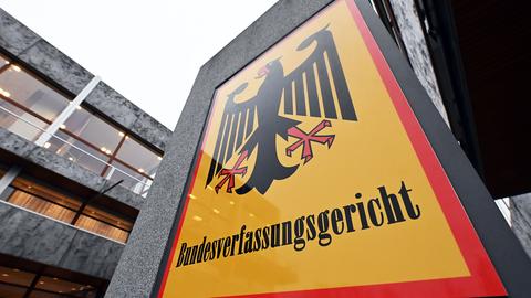 Außenaufnahme des Bundesverfassungsgerichts mit einem Hinweisschild auf dem der Bundesadler und das Wort "Bundesverfassungsgericht" abgebildet ist.  (picture alliance/dpa)