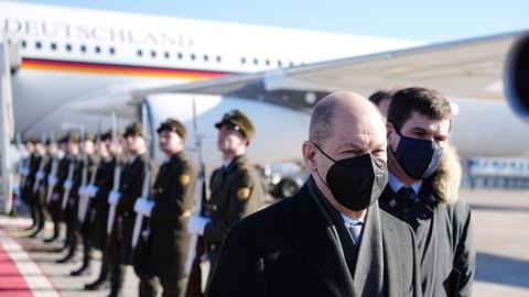 Kanzler Scholz beim Aussteigen aus dem Flugzeug in Kiew (dpa)