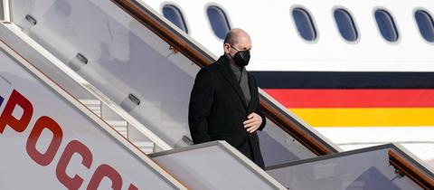 Bundeskanzler Olaf Scholz verlässt bei seiner Ankunft in Moskau den Airbus A340 der Luftwaffe.  (dpa)