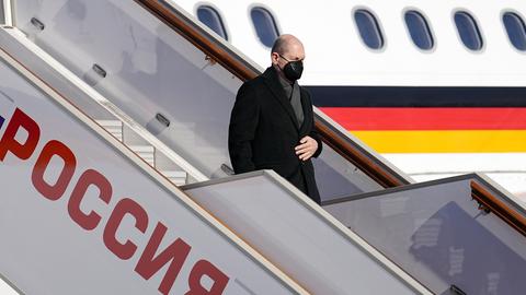 Bundeskanzler Olaf Scholz verlässt bei seiner Ankunft in Moskau den Airbus A340 der Luftwaffe.  (dpa)