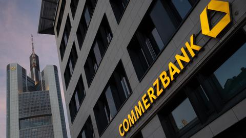 Logo der Commerzbank an einer Filiale in Frankfurt (dpa)