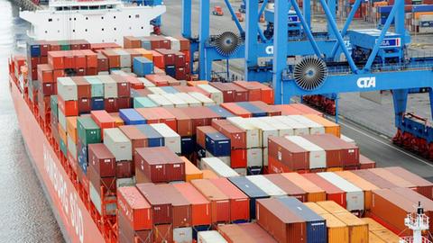 Ein Containerschiff wird in Hamburg auf dem Container Terminal Altenwerder beladen.  (dpa)