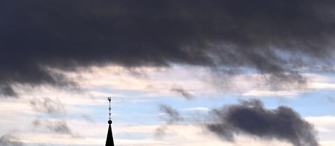 Das Orkantief zieht über einen Kirchturm in Nordrhein-Westfalen. (dpa)