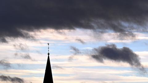 Das Orkantief zieht über einen Kirchturm in Nordrhein-Westfalen. (dpa)