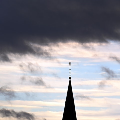 Das Orkantief zieht über einen Kirchturm in Nordrhein-Westfalen. (dpa)