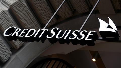 Das Logo der Schweizer Großbank Credit Suisse hängt über dem Eingang zum Firmensitz in Zürich. (dpa)