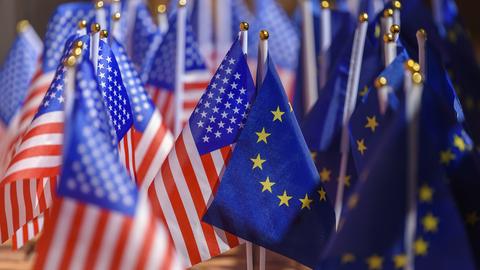 Flaggen der EU und der USA ()
