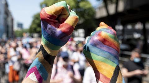 Demonstration gegen die Diskriminierung von Schwulen, Lesben und Transsexuellen in Berlin (Archivbild vom 25. Juni 2020) (dpa)