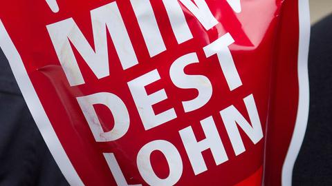 Ein Plakat mit der Aufschrift Mindestlohn.  (dpa)