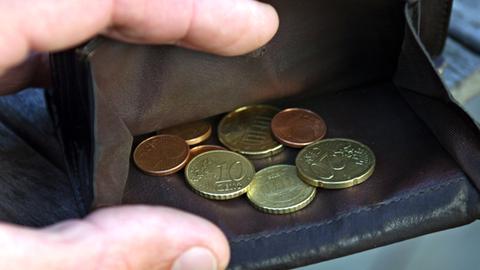 Offene Geldbörse mit einigen Münzen (picture-alliance/ dpa)