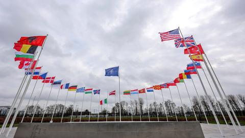 Vor dem NATO-Hauptquartier in Brüssel wehen die Flaggen der NATO-Mitgliedsländer im Wind. (AP)