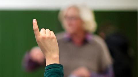 Ein Lehrer steht in einem Gymnasium an der Tafel. (picture alliance / Julian Strate)