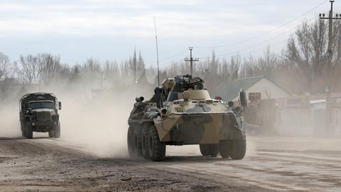Russische Militärfahrzeuge in der Ukraine (REUTERS)
