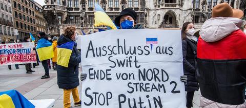 Demonstrantin in München fordert Sanktionen gegen Russland (picture alliance / ZUMAPRESS.com)