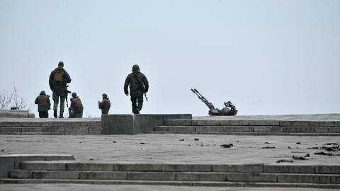 Ukrainische Soldaten beziehen im Zentrum der ukrainischen Hauptstadt Kiew Stellung. (AFP)