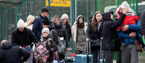 Menschen aus der Ukraine kommen am Grenzübergang in Medyka im Südosten Polens an. (AP)