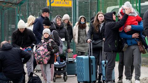 Menschen aus der Ukraine kommen am Grenzübergang in Medyka im Südosten Polens an. (AP)
