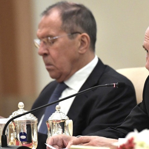 Sergej Lawrow und Wladimir Putin (Archivbild: 15.10.2019) (picture alliance/dpa/Kremlin)