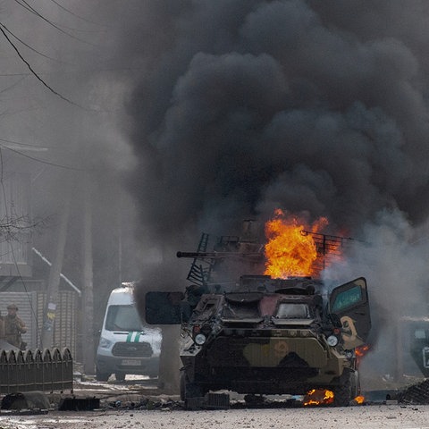 Zerstörte und beschädigte russische Armeefahrzeuge stehen auf einer Straße in Charkiw (Ukraine). (dpa)