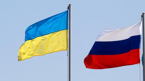 Die Flaggen von Russland und der Ukraine (Reuters)