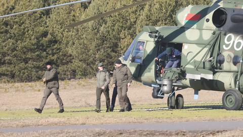 Mitglieder der ukrainischen Delegation landen mit einem Hubschrauber am Ort der geplanten Friedensgespräche mit Russland. (AFP)