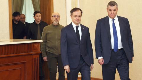Oleksii Reznikov und Vladimir Medinsky treffen mit anderen Delegationsteilnehmern zu den Verhandlungen ein. (AFP)