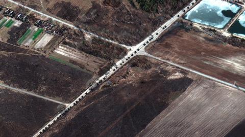Ein Militärkonvoi nordwestlich von Invankiv, Ukraine. (dpa)