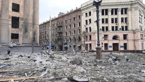Der zentrale Platz von Charkiw nach einem Raketeneinschlag (AFP)