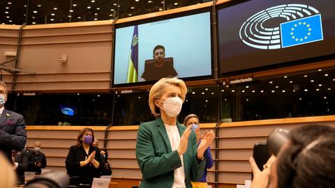 Ursula von der Leyen applaudiert nach einer Rede von Wolodymyr Selenskyj. (AP)