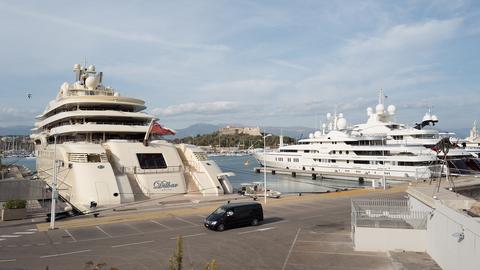 Blick auf die 156 Meter lange Jacht "Dilbar" (links) im Hafen von Antibes. (picture alliance / Jörg Carsten)