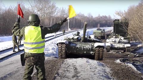 Ein russischer Panzer wird auf einen Zug aufgeladen. (AP)