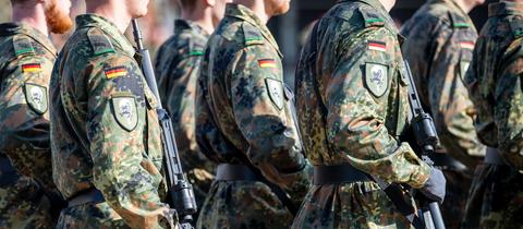 Soldaten der Bundeswehr laufen über den Appellplatz. (dpa)