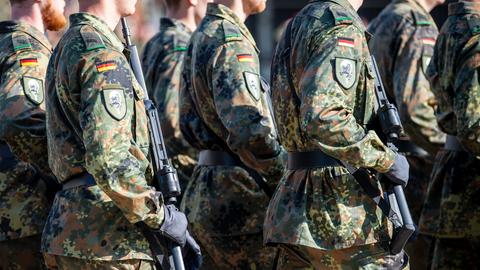 Soldaten der Bundeswehr laufen über den Appellplatz. (dpa)