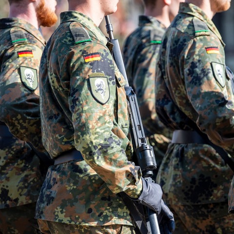 Soldaten der Bundeswehr laufen über den Appellplatz. (dpa)