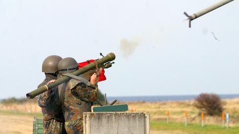 Reservisten üben mit der Fliegerfaust «Strela».  (picture alliance/dpa/Bundeswehr/)