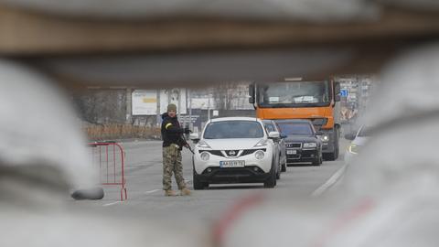 Bewaffnete Kräfte sichern die Straßen von Kiew. (EPA)
