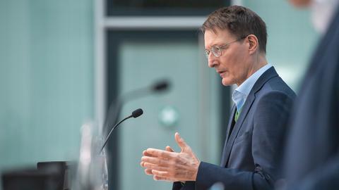  Karl Lauterbach spricht bei einer Pressekonferenz (dpa)