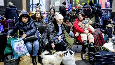 Ukrainische Flüchtlinge warten in einer Halle, nachdem sie am Hauptbahnhof in Krakau angekommen sind, da bereits mehr als eine Million Menschen aus der Ukraine nach Polen geflohen sind. (dpa)