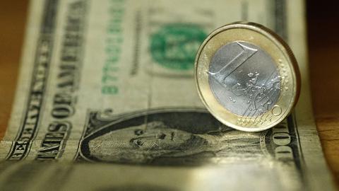 Euromünze und Dollarschein ()